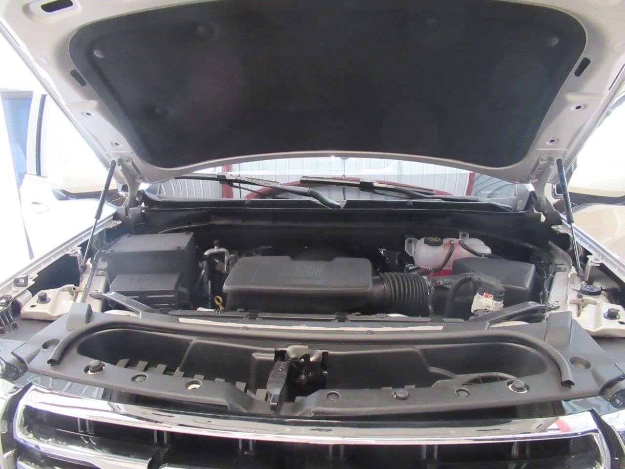 GMC Yukon مصفحة مع منظر حجرة المحرك