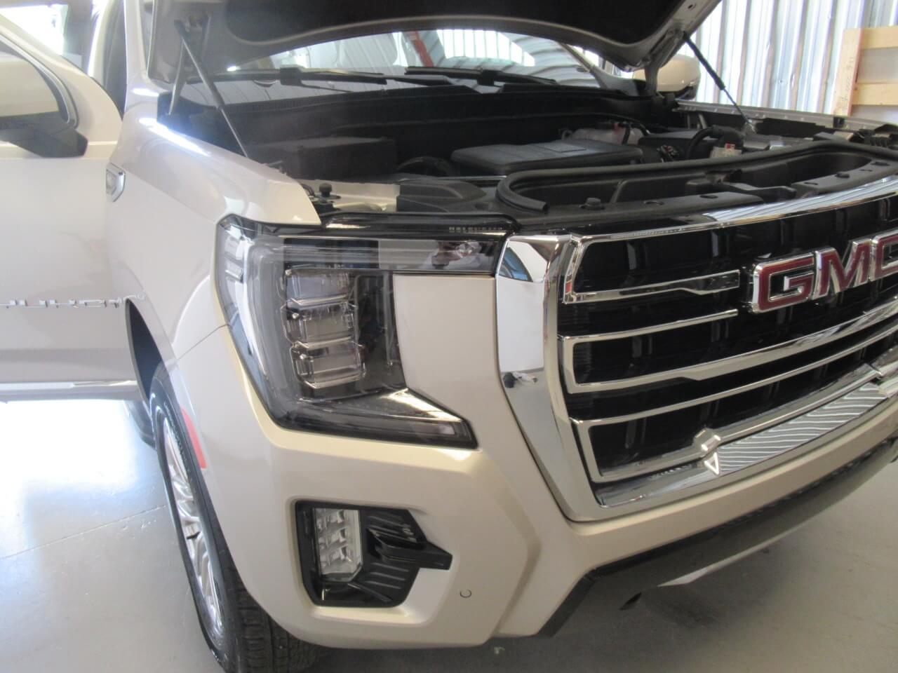 GMC Yukon مصفحة مع الشبك الأمامي والإضاءة