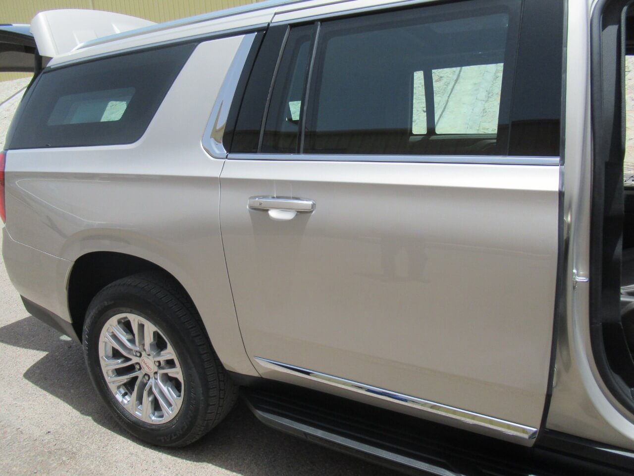 GMC Yukon blindé - sièges passagers, porte ouverte