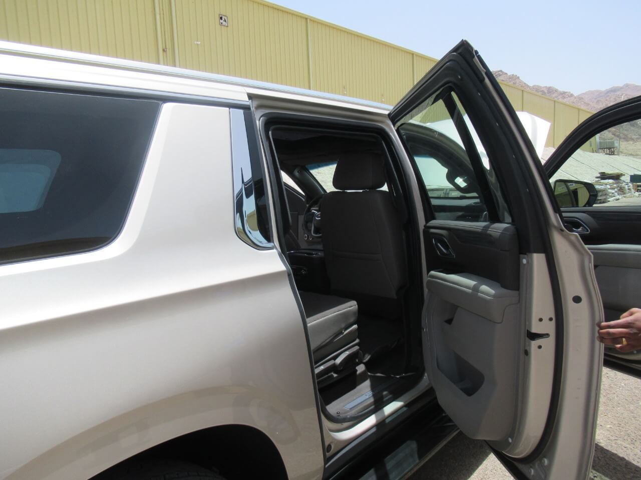 GMC Yukon blindé - profil latéral, côté droit, porte ouverte