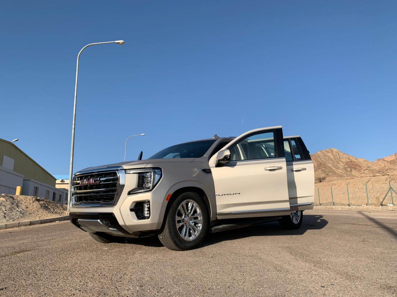 GMC Yukon مصفحة بمنظر جانبي مع الأبواب مفتوحة