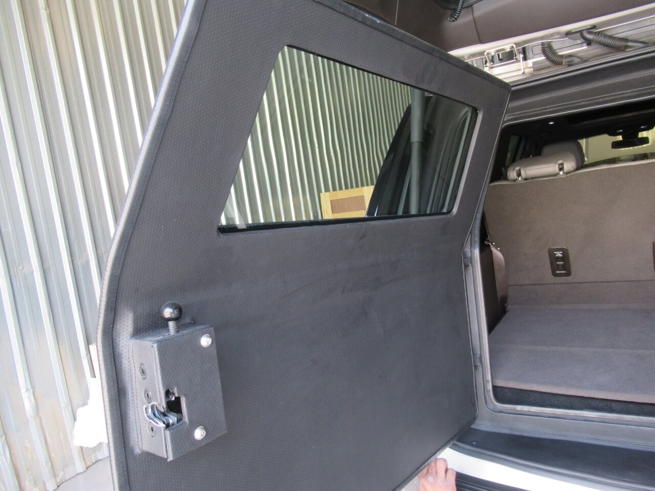 GMC Yukon blindé - coffre ou compartiment arrière, détail du blindage 10
