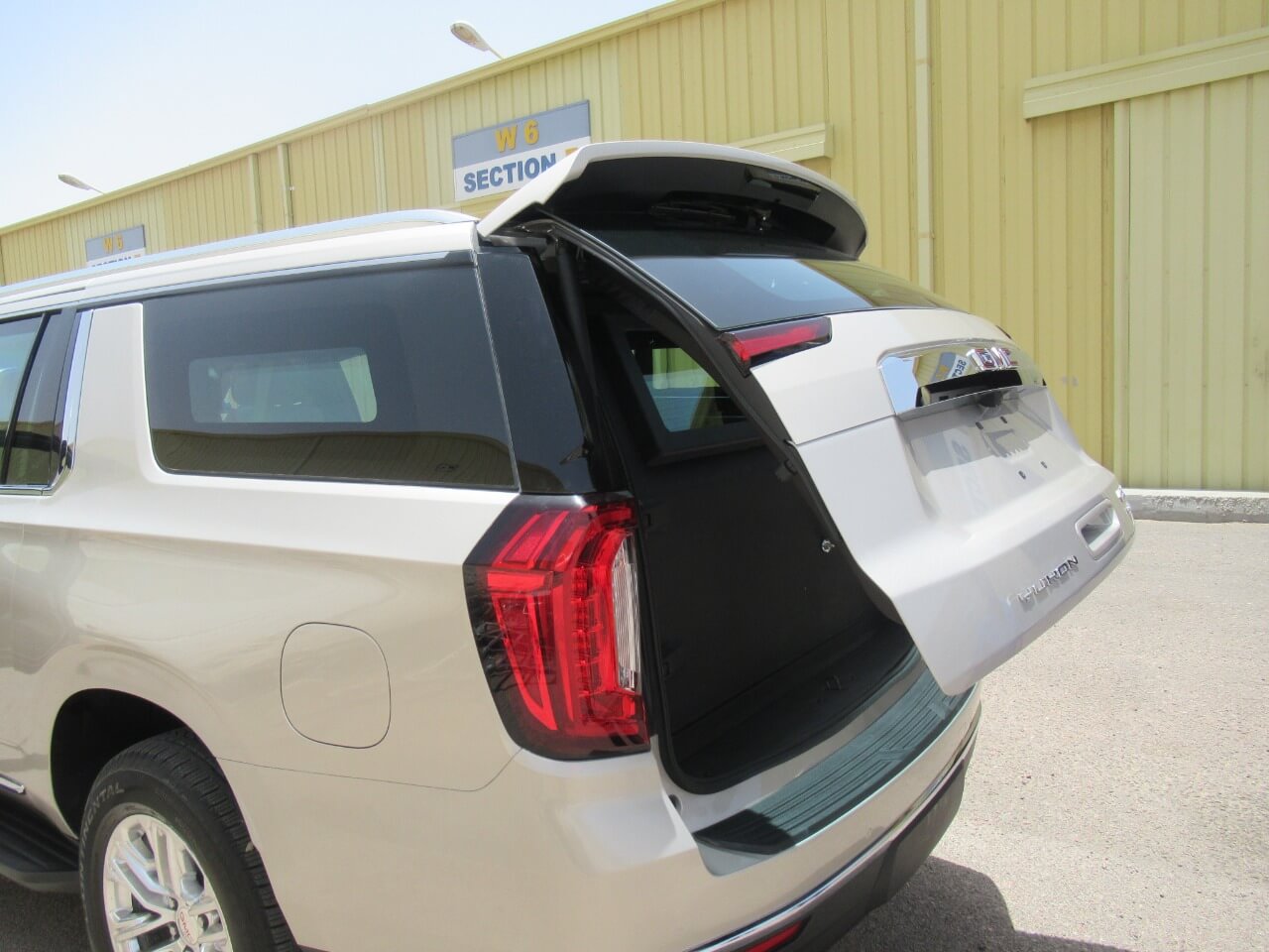 GMC Yukon مصفحة مع الصندوق الخلفي مفتوح جزئياً