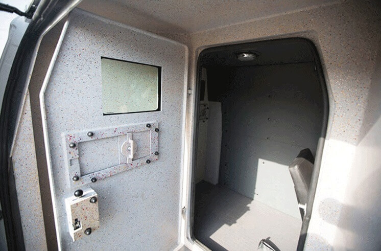 Hyundai H - 1 blindé - intérieur, porte ouverte