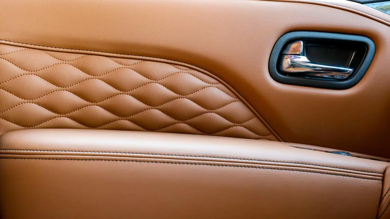 Infiniti QX80 4WD Extended blindé - porte ouverte