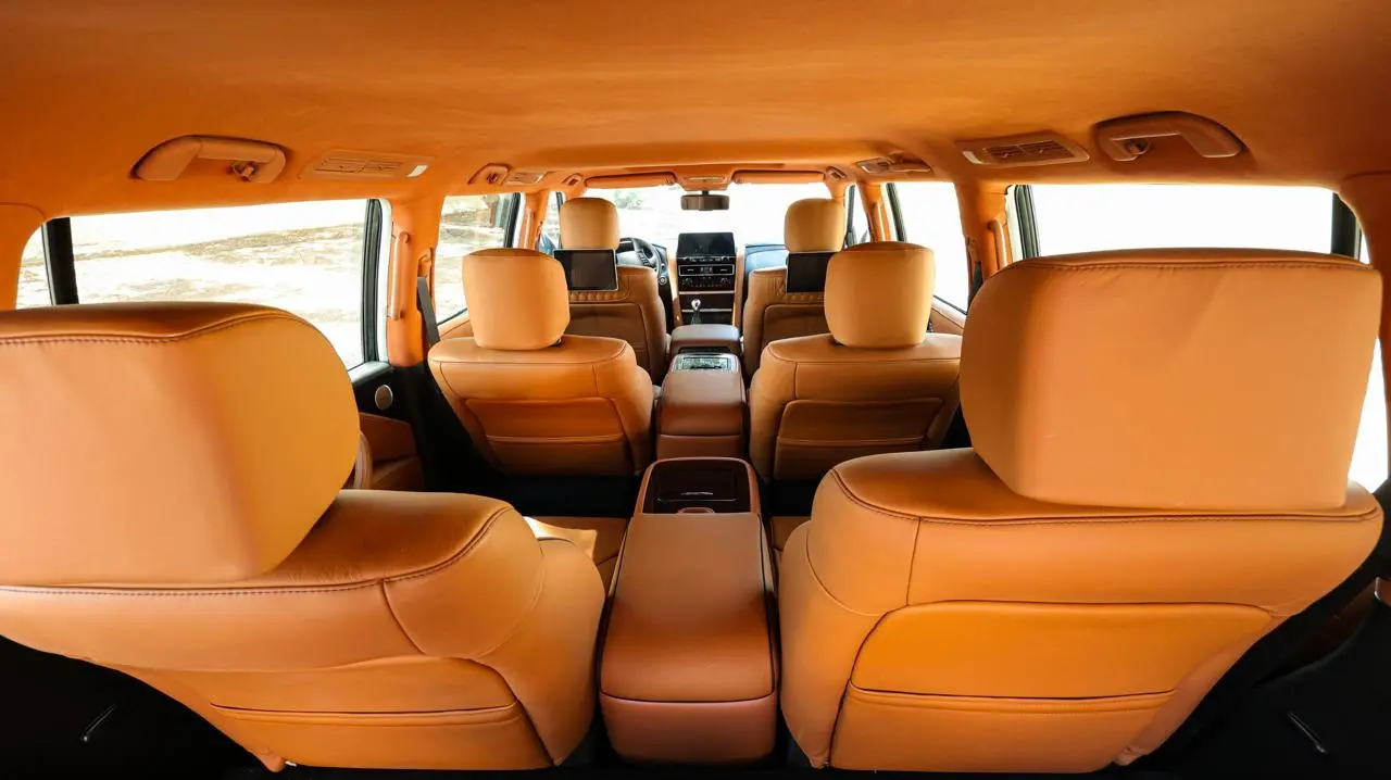 Infiniti QX80 4WD Extended blindé - vue complète, intérieur