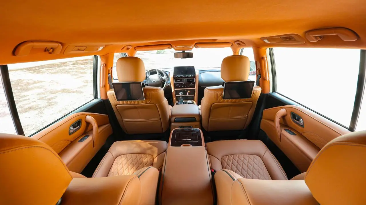 Infiniti QX80 4WD Extended blindé - intérieur, écrans intérieurs