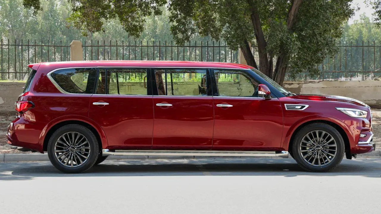 Infiniti QX80 4WD Extended blindé - profil latéral