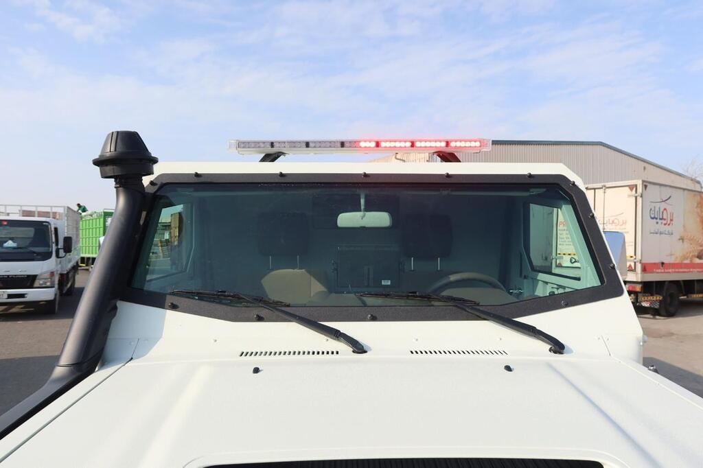 Toyota LC79 مصفحة من الأمام مع شريط إضاءة وسنوركل