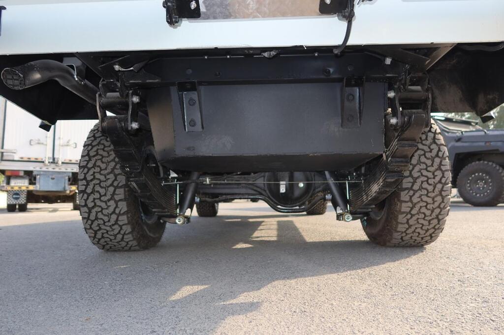 Toyota Land Cruiser 79 Escort blindé - suspension renforcée 19 - vue détaillée du véhicule