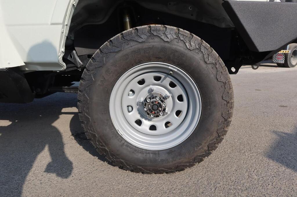 Toyota LC79 مصفحة مع حماية الرفرف والإطار