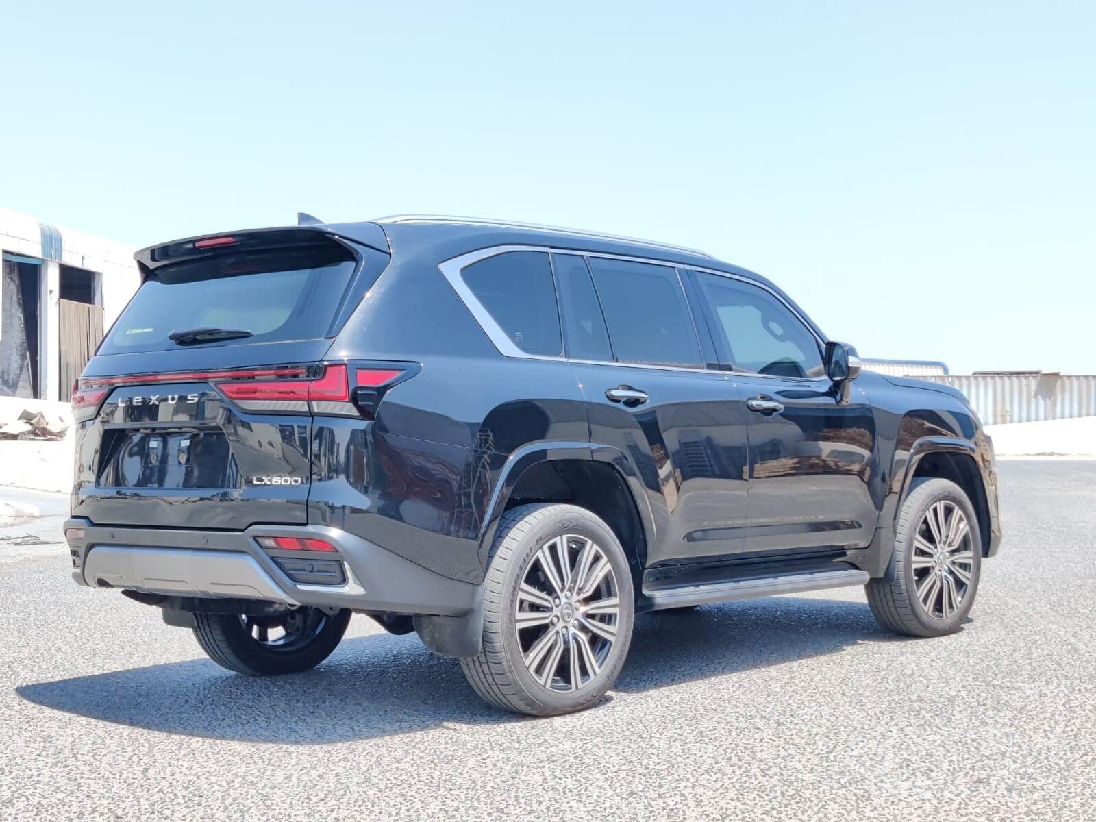 Lexus LX600 BR6 مصفحة فاخرة من الخلف بزاوية يمين