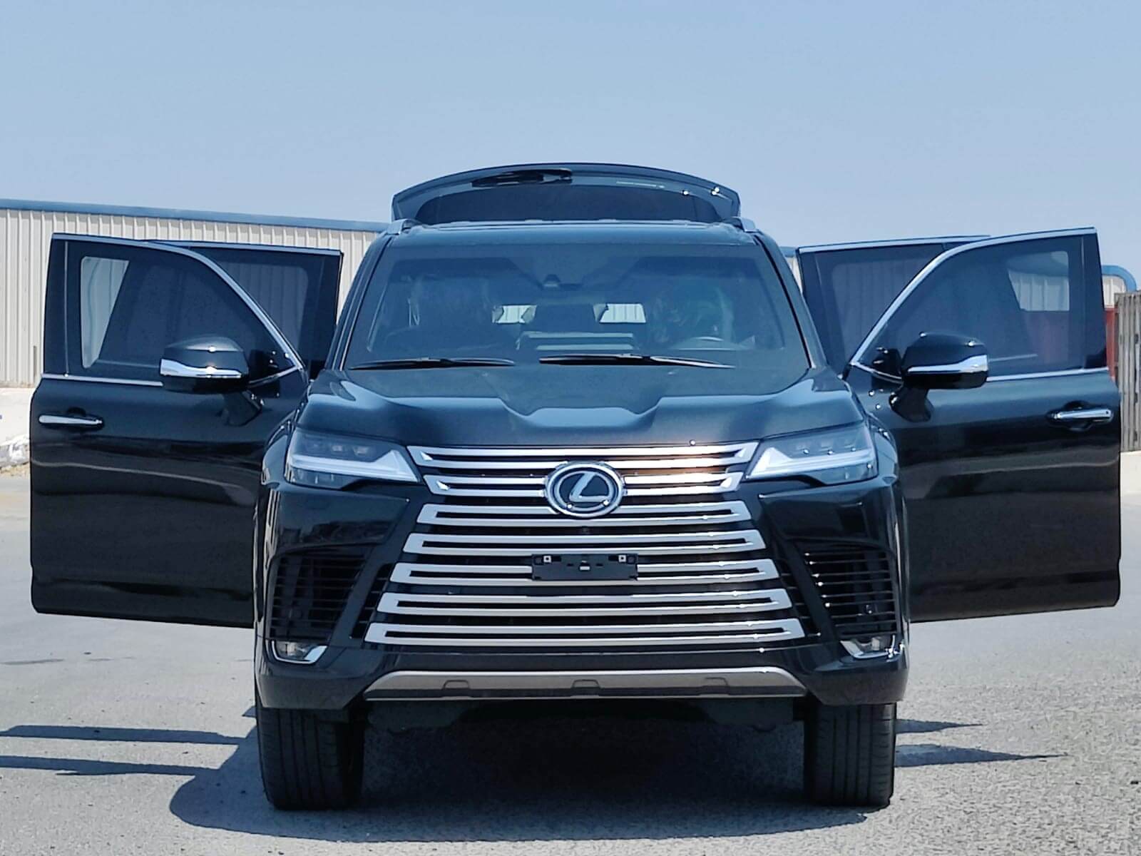 Lexus LX600 BR6 مصفحة فاخرة من الأمام مع الأبواب مفتوحة