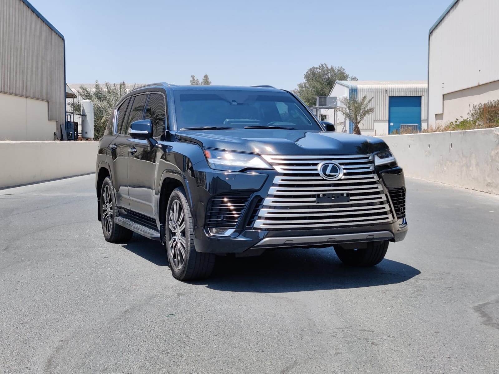 Lexus LX600 BR6 مصفحة فاخرة بمنظر أمامي