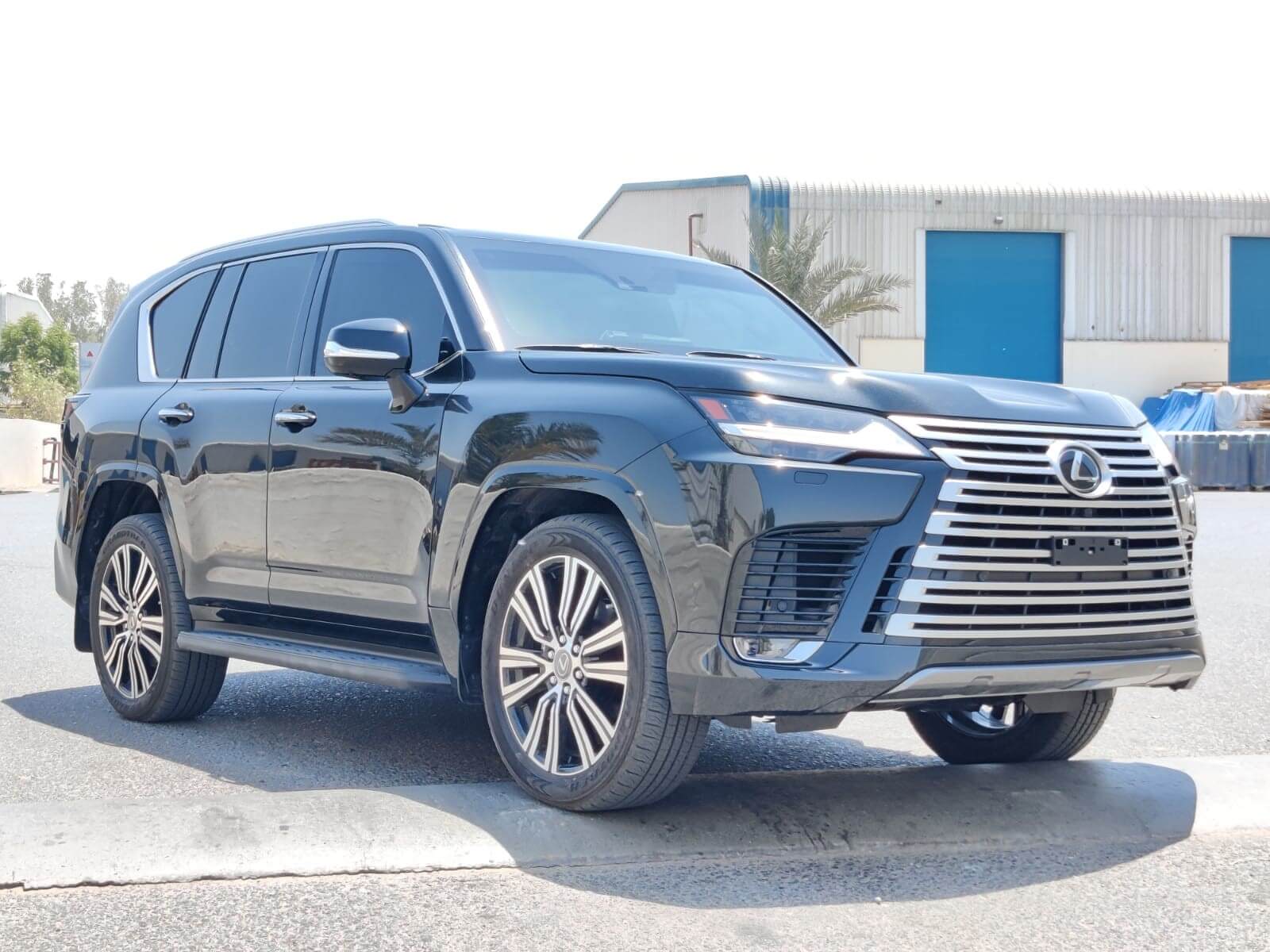 Lexus LX600 BR6 مصفحة فاخرة من الواجهة الأمامية