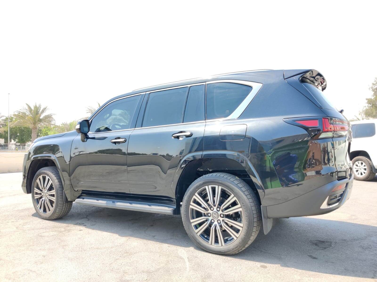 Lexus LX600 BR6 مصفحة فاخرة من الجانب الأيسر