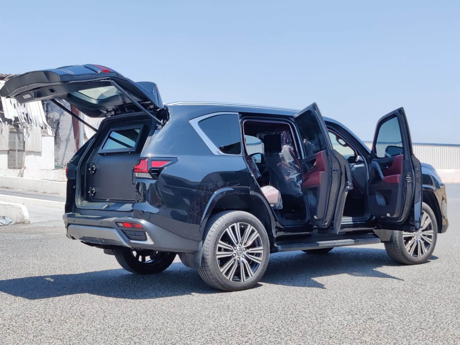 Lexus LX600 BR6 مصفحة فاخرة من اليمين مع الأبواب مفتوحة