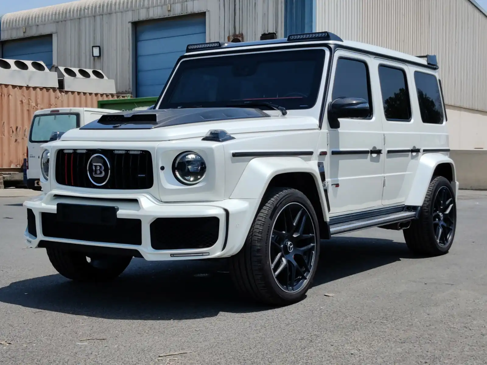 Mercedes-Benz Brabus G63 800 blindée blanche, vue extérieure avant