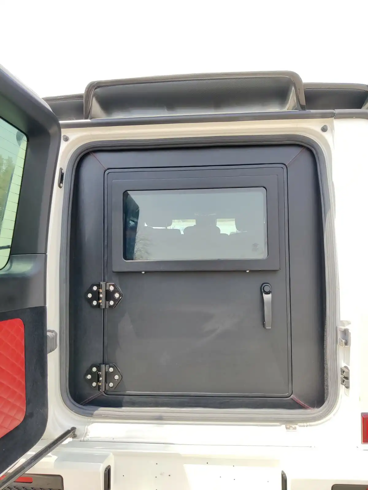 MERCEDES-BENZ-BRABUS-G63-800-WHITE-trunk-armored-door-shut-2