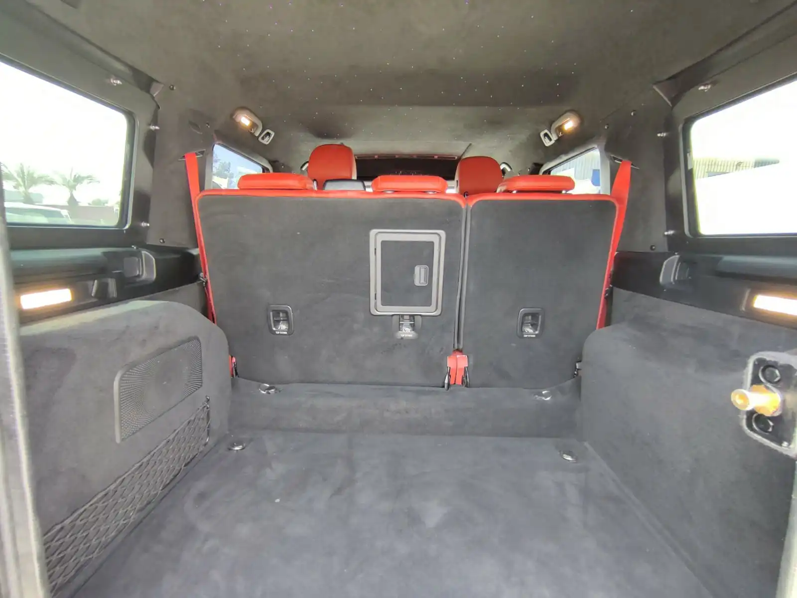 MERCEDES-BENZ-BRABUS-G63-800-WHITE-trunk-space