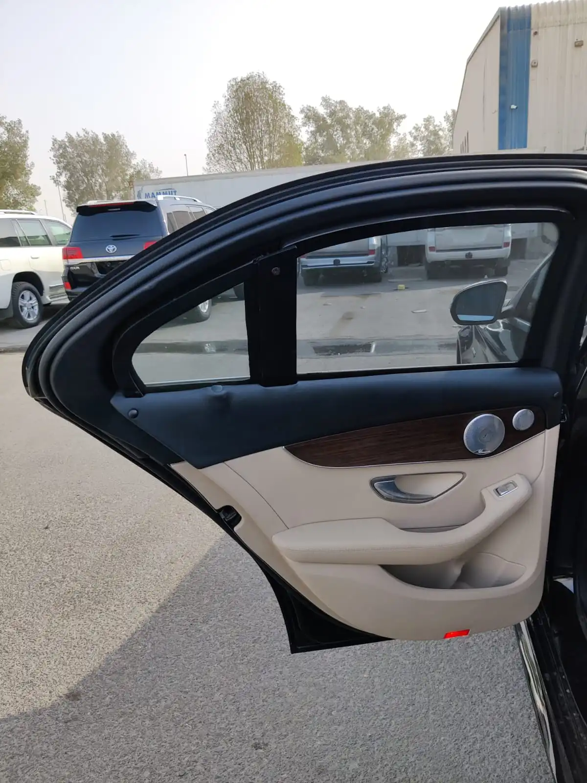 Mercedes-Benz C300 2.0L - Black blindé - vue arrière, côté gauche, porte ouverte