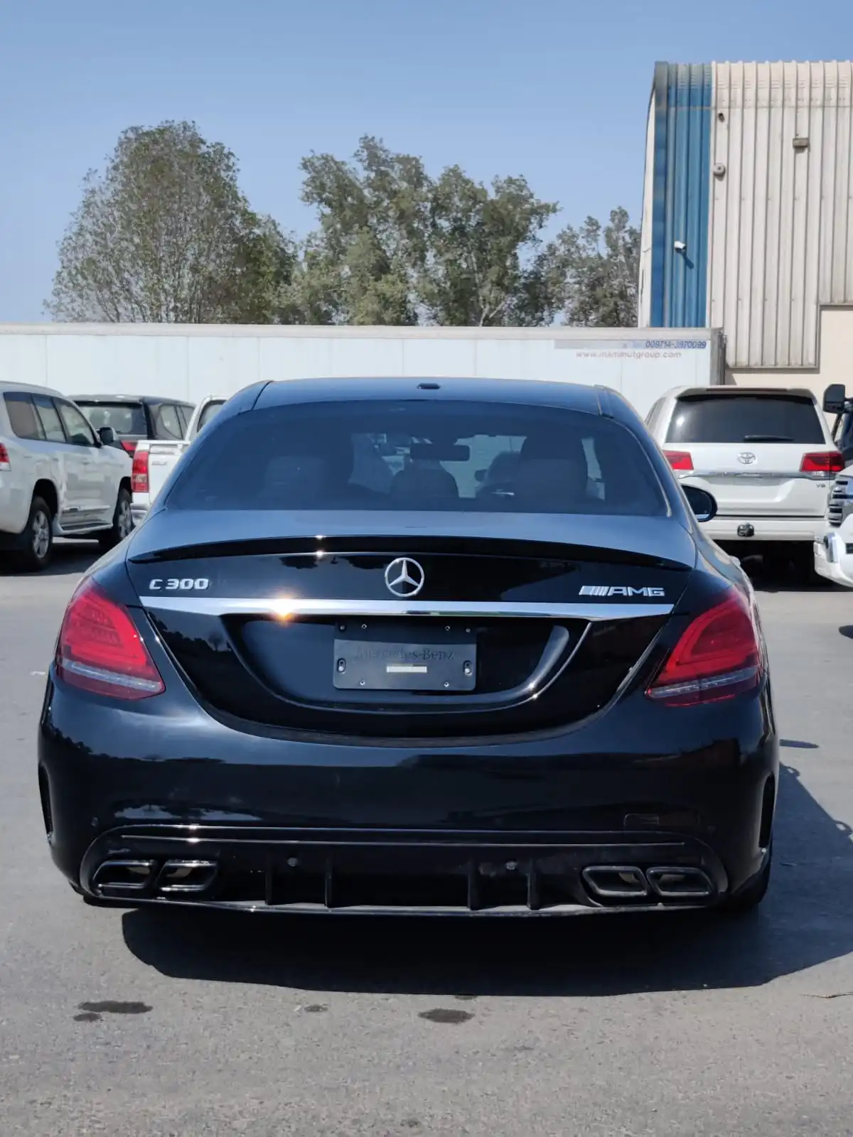 Mercedes-Benz C300 سوداء مصفحة بمنظر خلفي