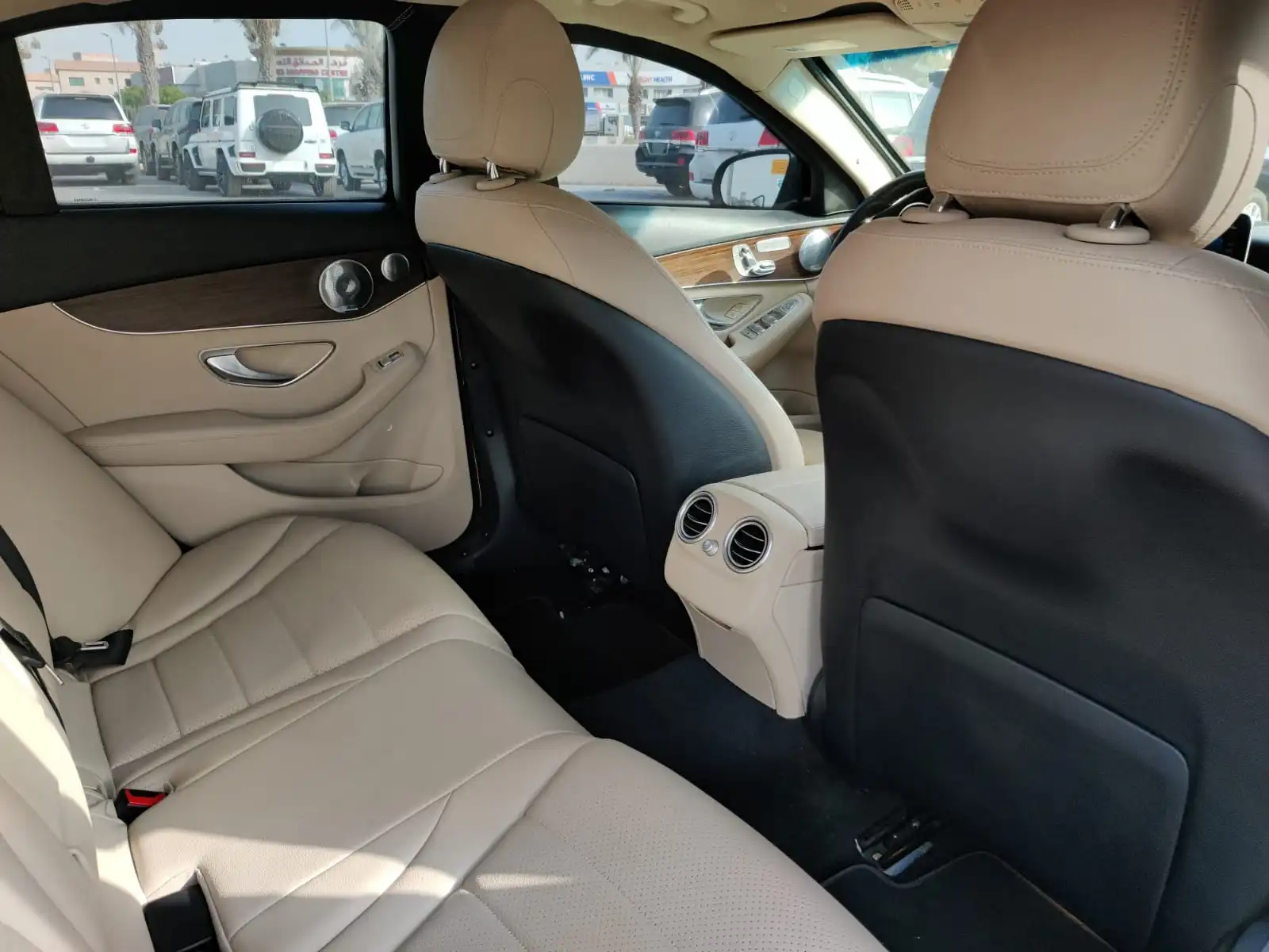 Mercedes-Benz C300 سوداء مصفحة مع منظر المقعد الخلفي