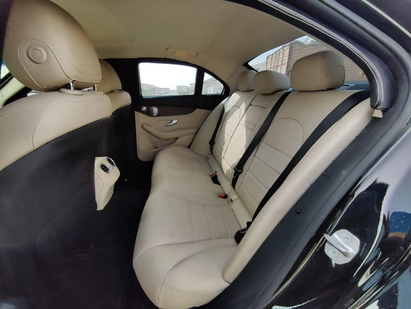 Mercedes-Benz C300 سوداء مصفحة مع المقاعد الخلفية وباب اليسار مفتوح