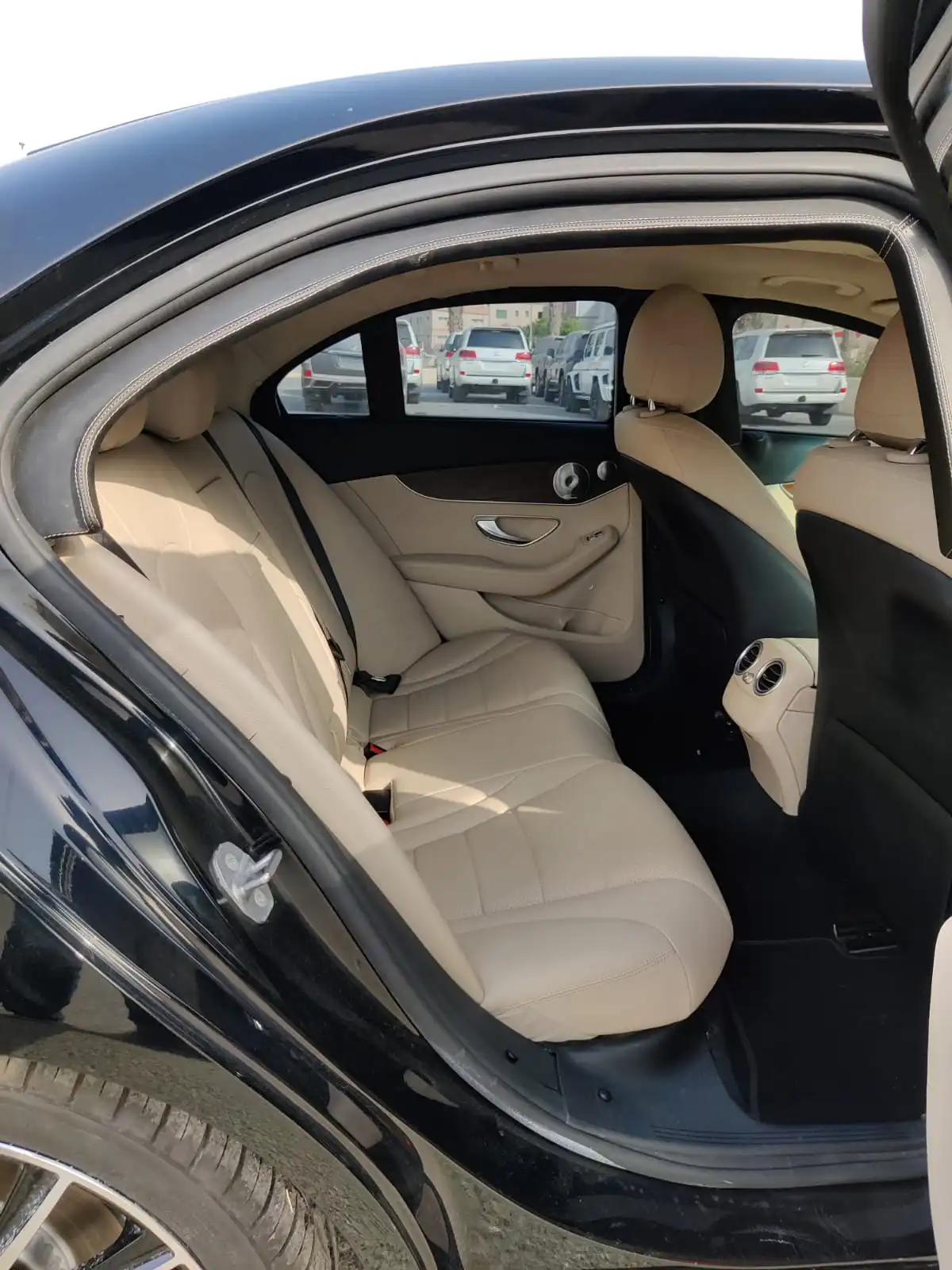 Mercedes-Benz C300 سوداء مصفحة مع باب خلفي أيمن مفتوح