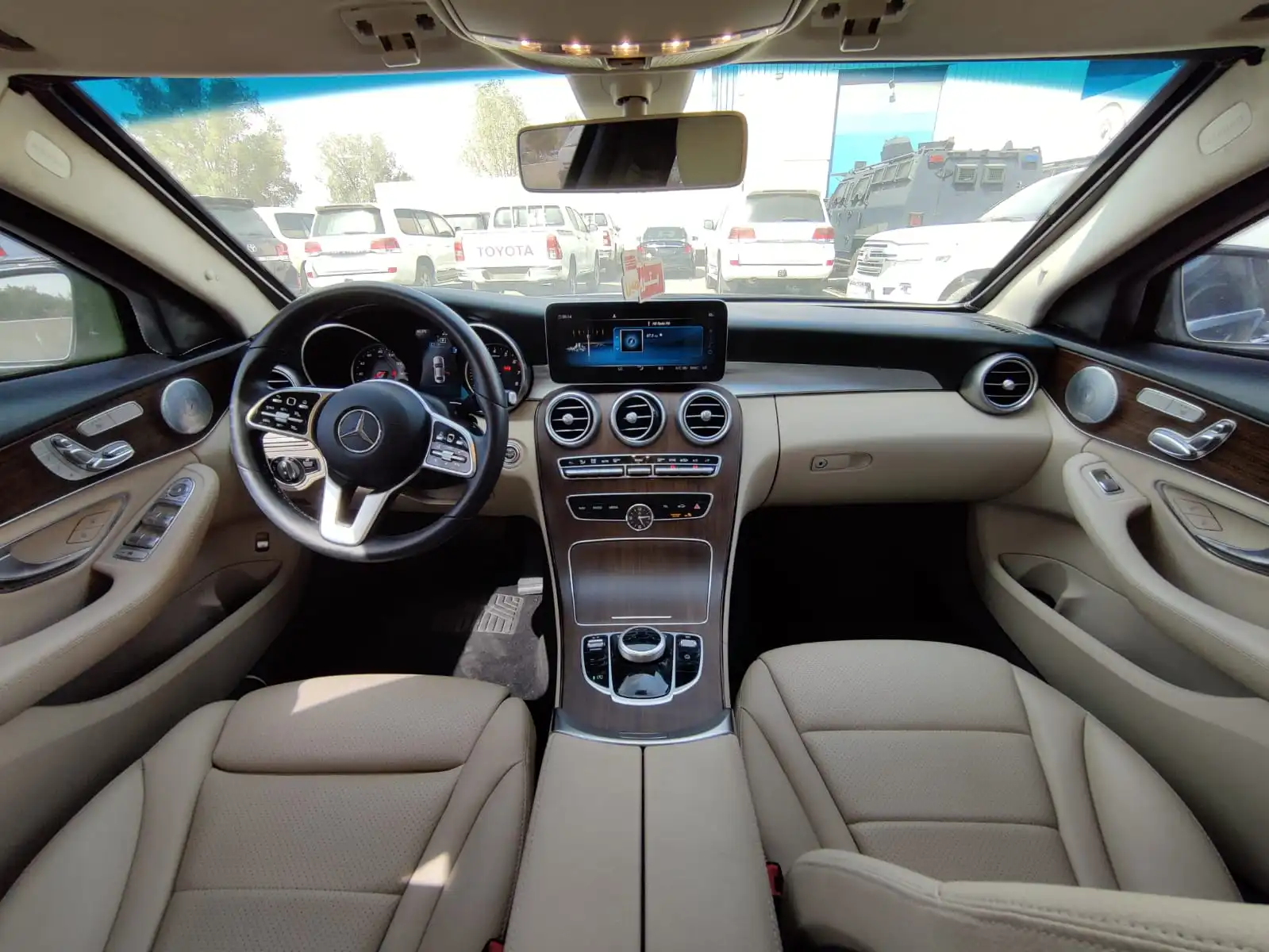 Mercedes-Benz C300 سوداء مصفحة مع مقصورة القيادة الرابعة
