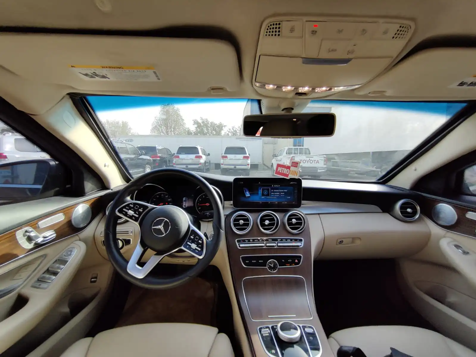 Mercedes-Benz C300 سوداء مصفحة مع مقصورة القيادة