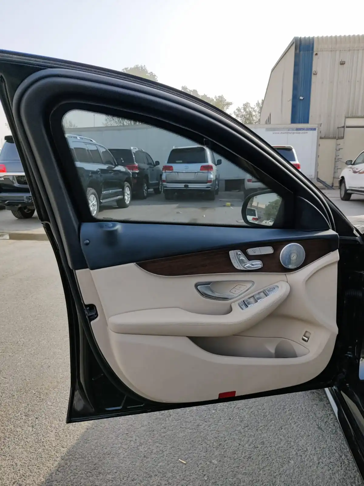 Mercedes-Benz C300 سوداء مصفحة مع باب السائق