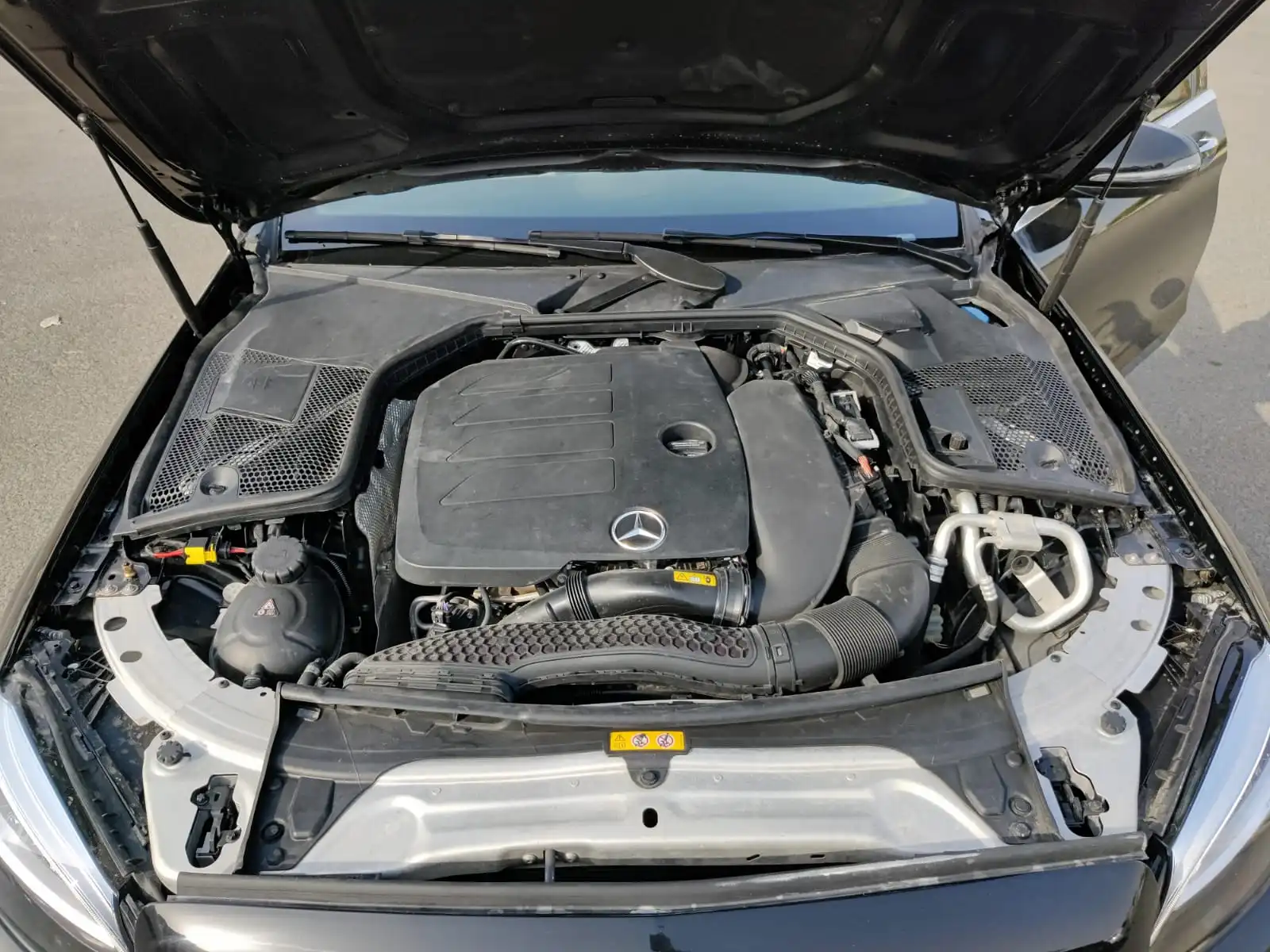 Mercedes-Benz C300 سوداء مصفحة مع حجرة المحرك