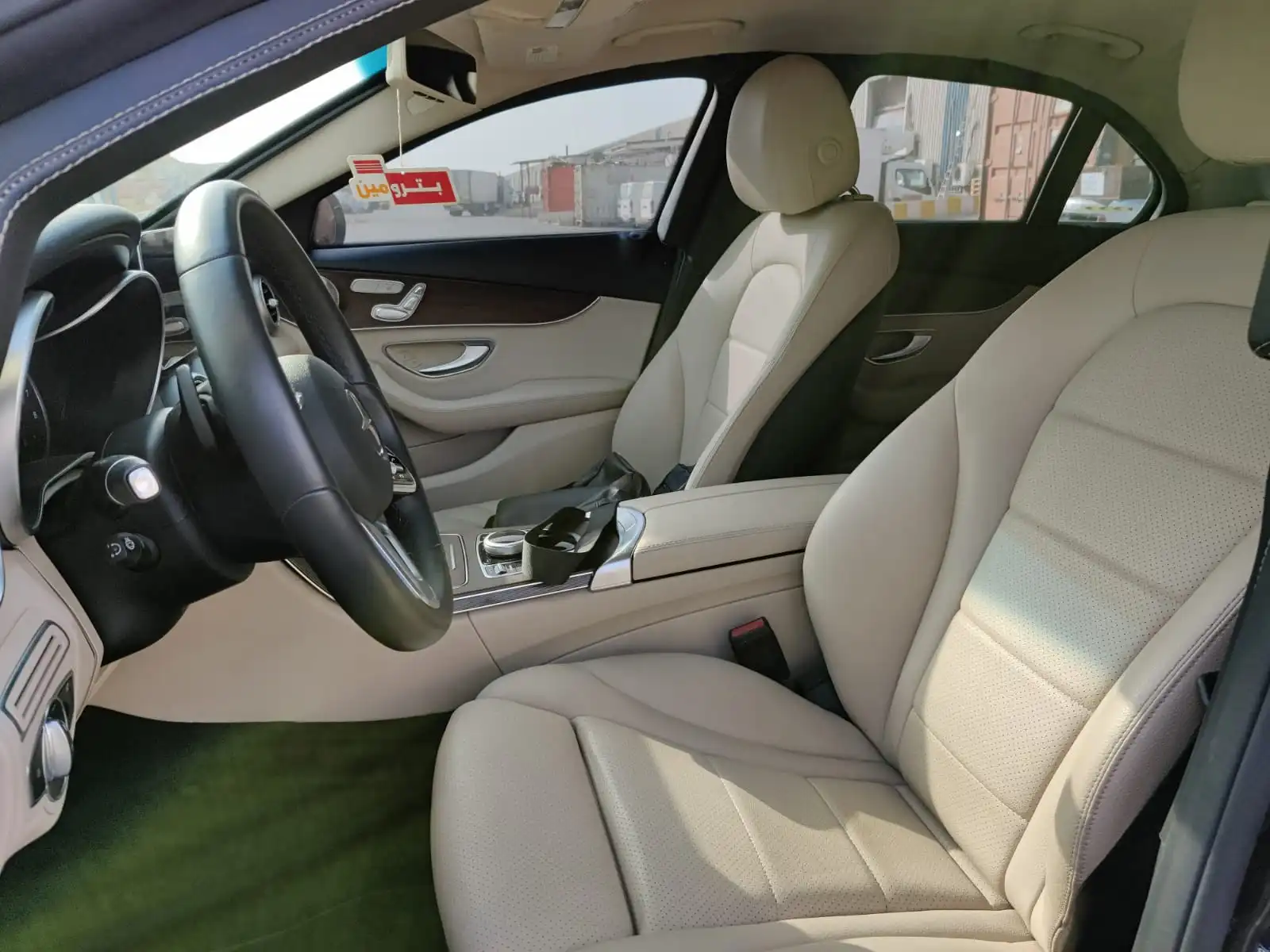 Mercedes-Benz C300 سوداء مصفحة مع المقاعد الأمامية