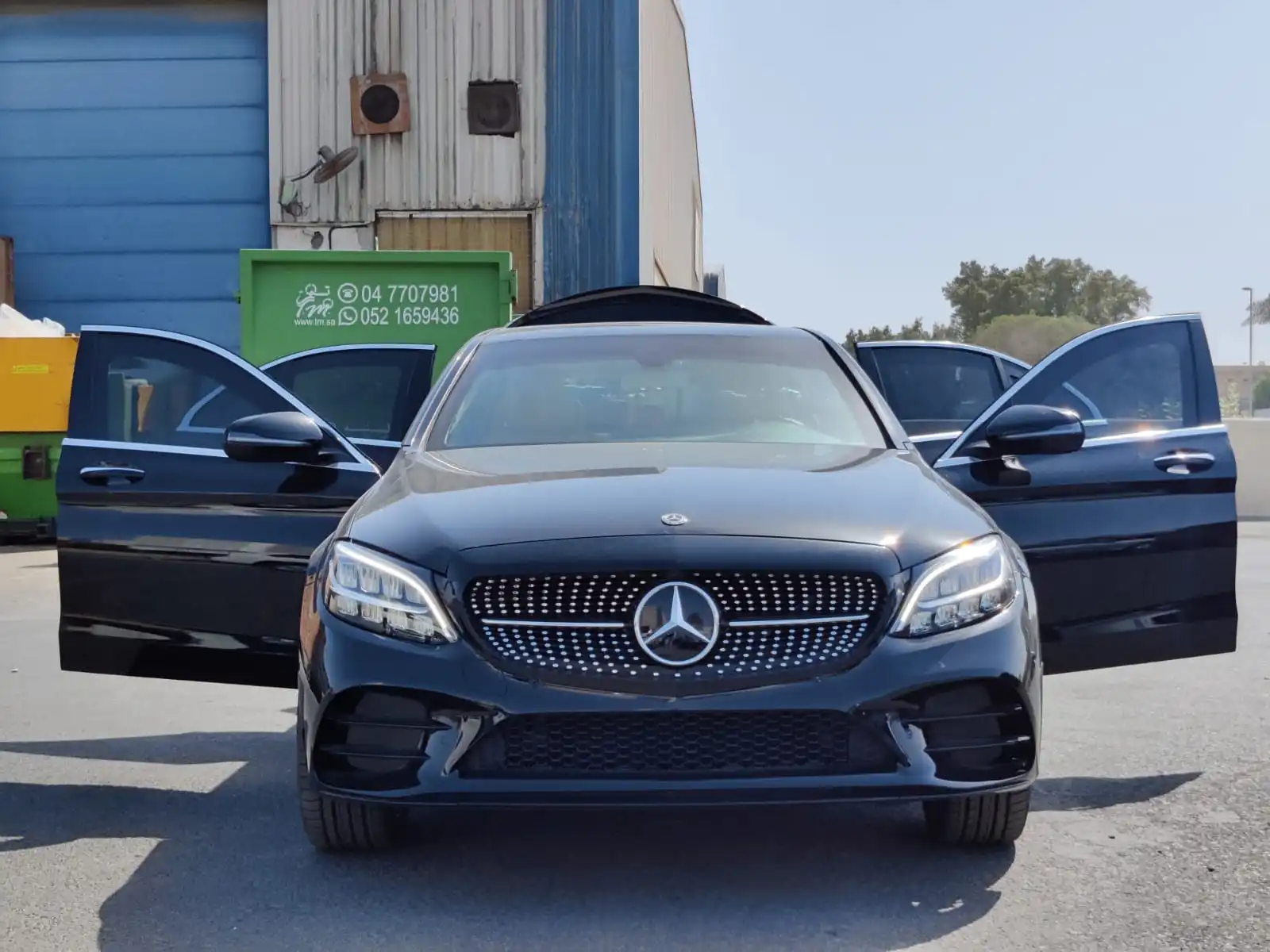 Mercedes-Benz C300 2.0L - Black ضمن فئة سيدان المدرعة - منظر أمامي، تفاصيل باب مفتوح