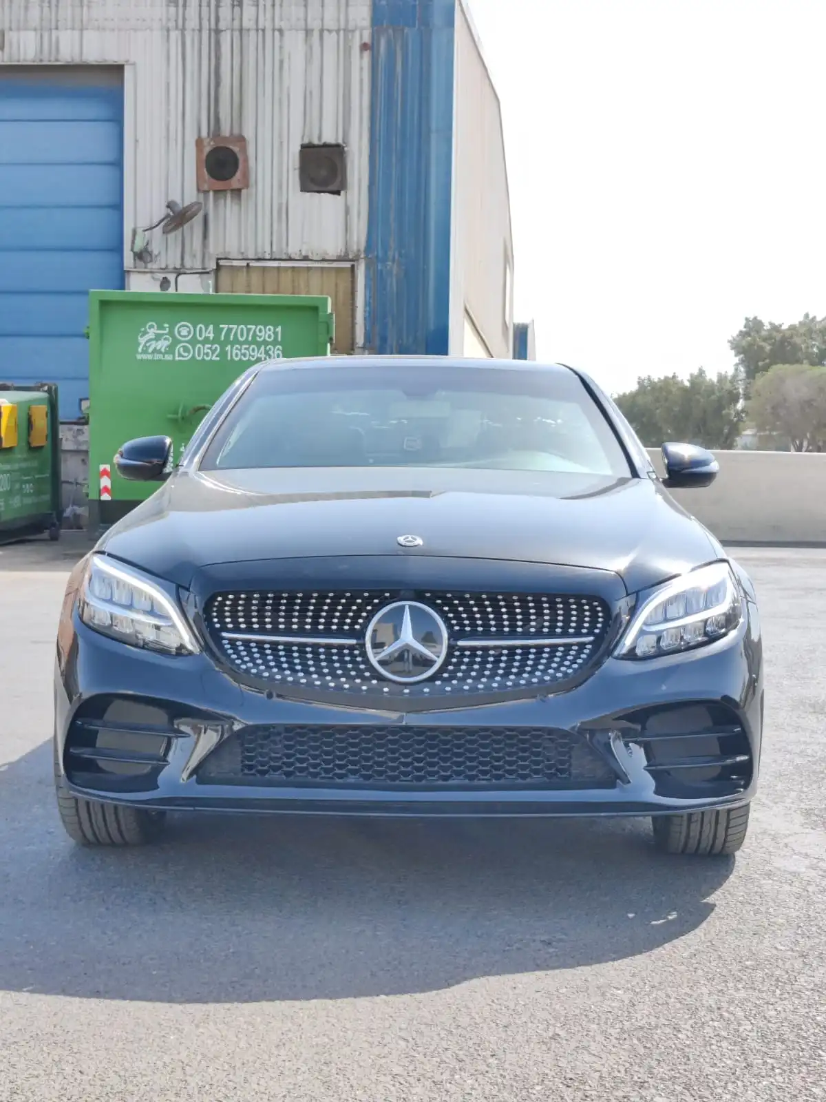 Mercedes-Benz C300 سوداء مصفحة بمنظر أمامي