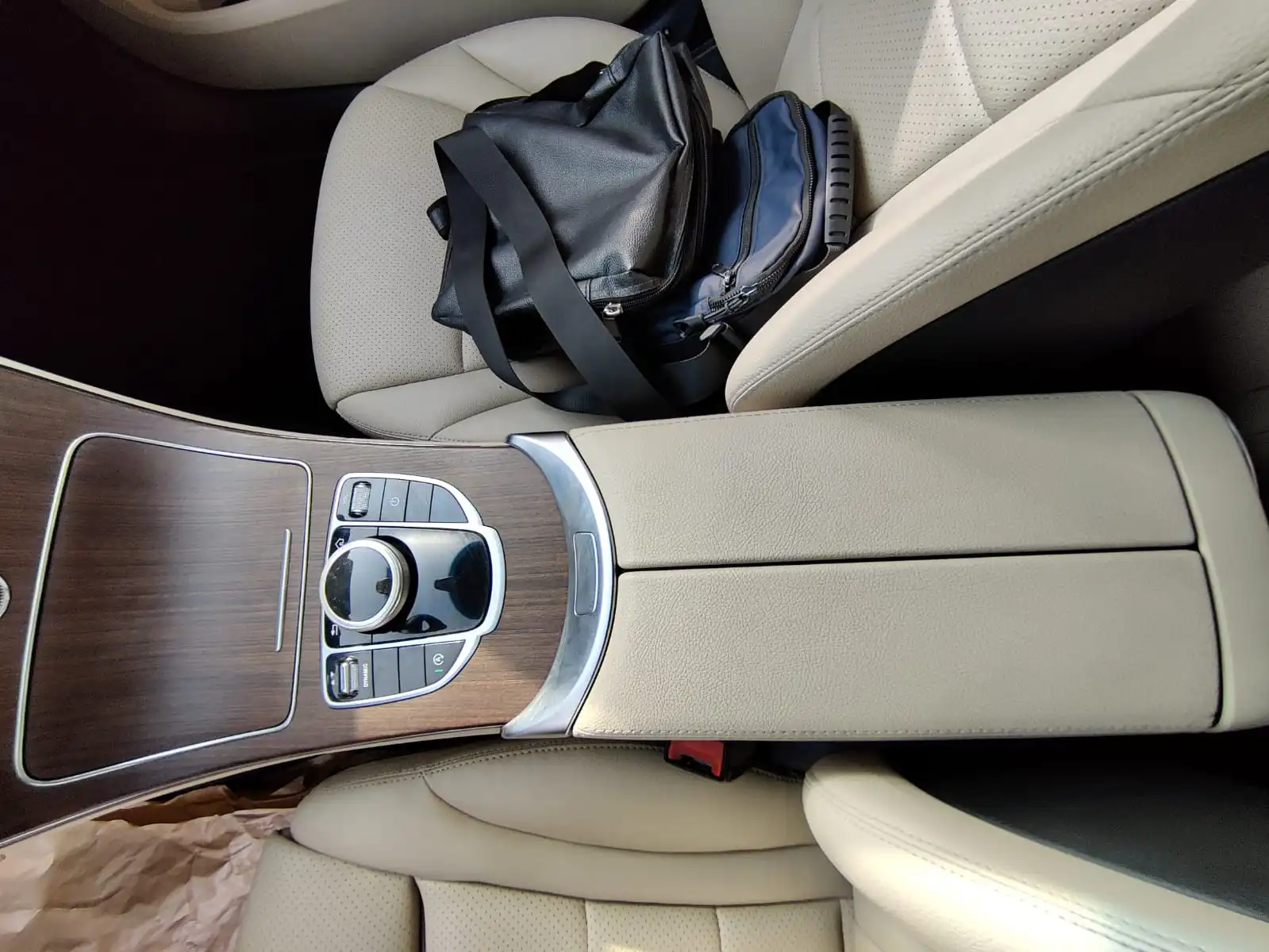 Mercedes-Benz C300 سوداء مصفحة مع تفاصيل الجلد