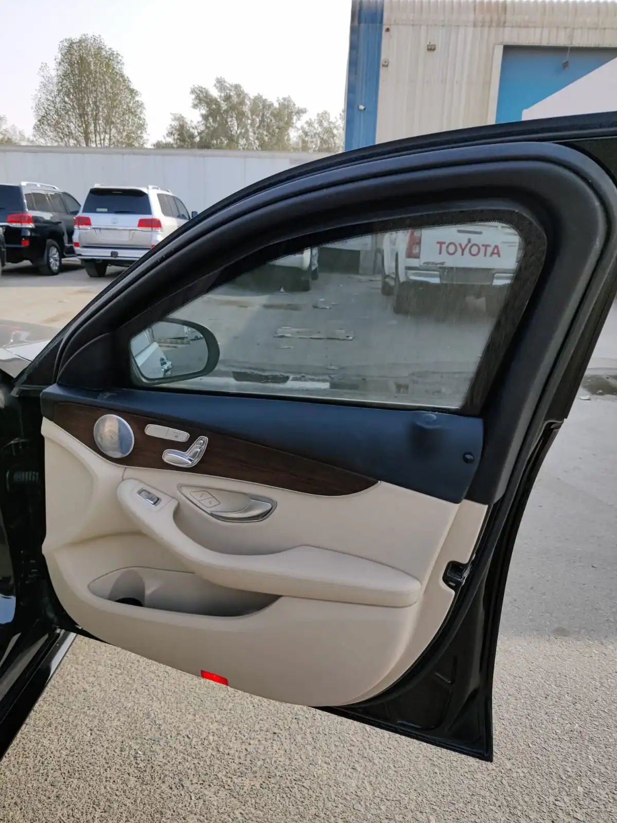 Mercedes-Benz C300 سوداء مصفحة مع باب الراكب الأيمن مفتوح