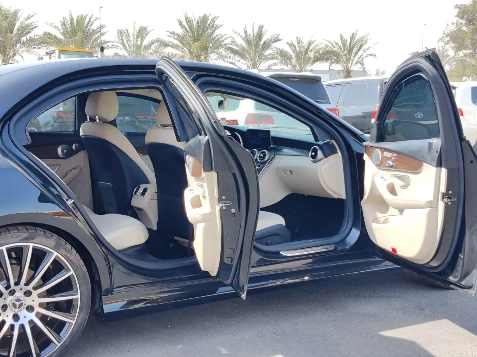 Mercedes-Benz C300 سوداء مصفحة من اليمين مع الأبواب مفتوحة