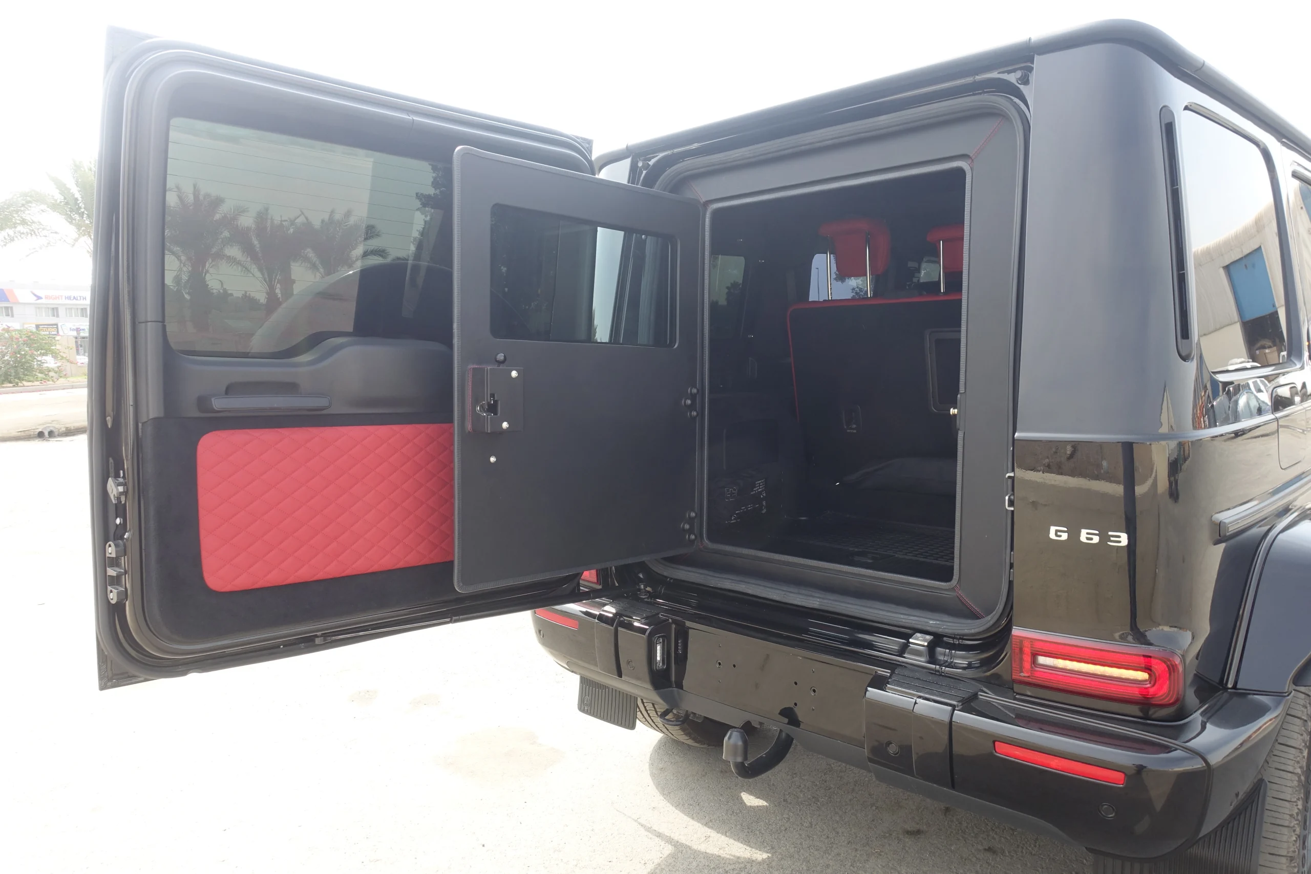 MERCEDES-BENZ-G63-AMG-BLACK-armored-trunk-door-open