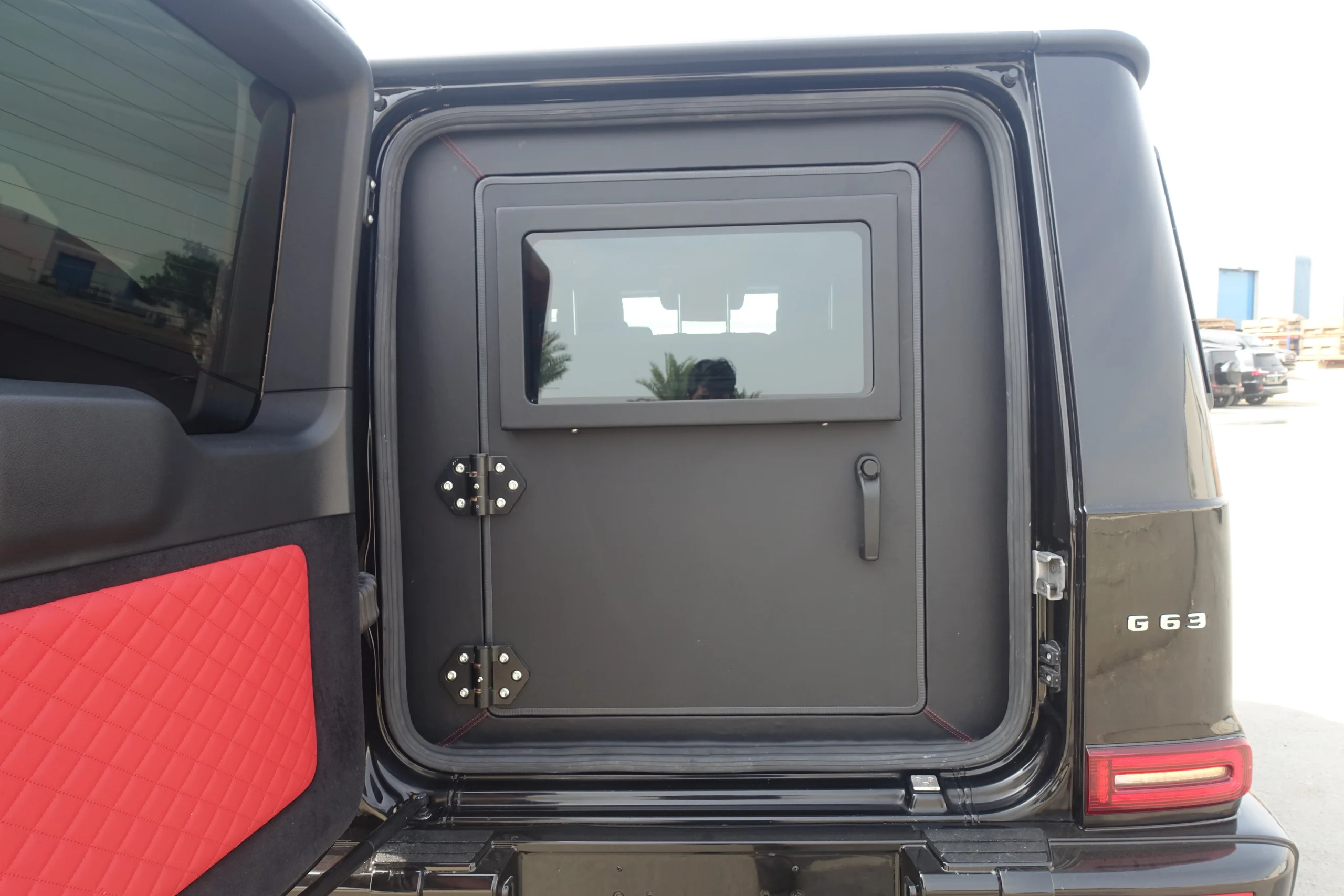 MERCEDES-BENZ-G63-AMG-BLACK-armored-trunk-door