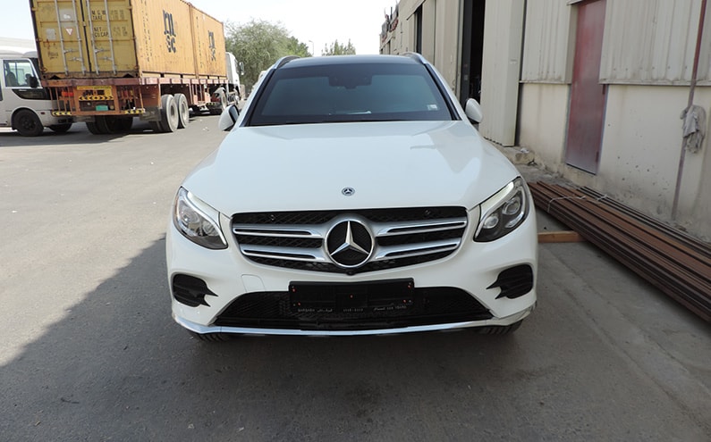 Mercedes-Benz GLC 250 بيضاء مصفحة بمنظر خارجي