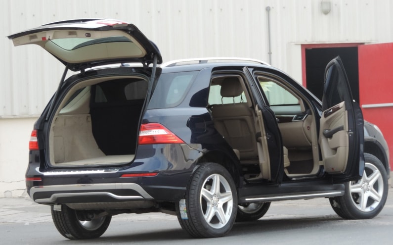 Mercedes-Benz ML 400 زرقاء مصفحة مع الأبواب مفتوحة