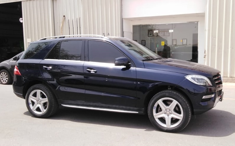 Mercedes-Benz ML 400 زرقاء مصفحة من الجانب الأيمن