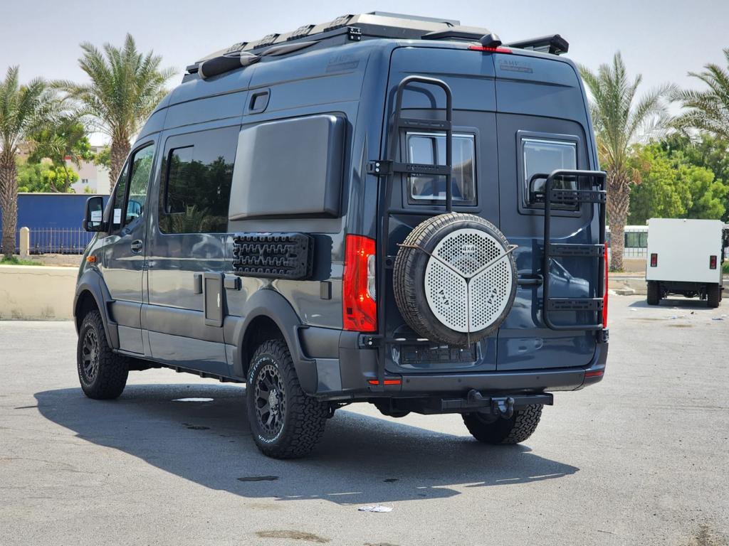 Mercedes-Benz Travel Camper B6 Armored Offroad All Terrain blindé - vue arrière, côté gauche, angle trois-quarts, détail du blindage