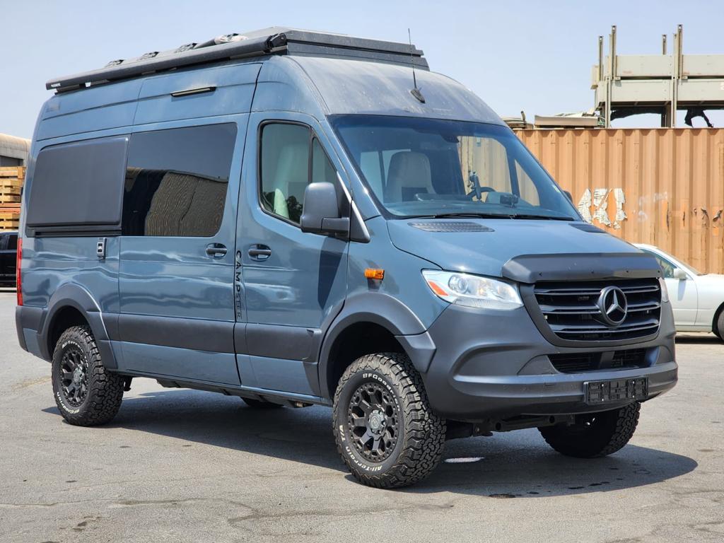 Mercedes-Benz Travel Camper B6 Armored Offroad All Terrain blindé - vue avant, côté gauche, angle trois-quarts, détail du blindage 6