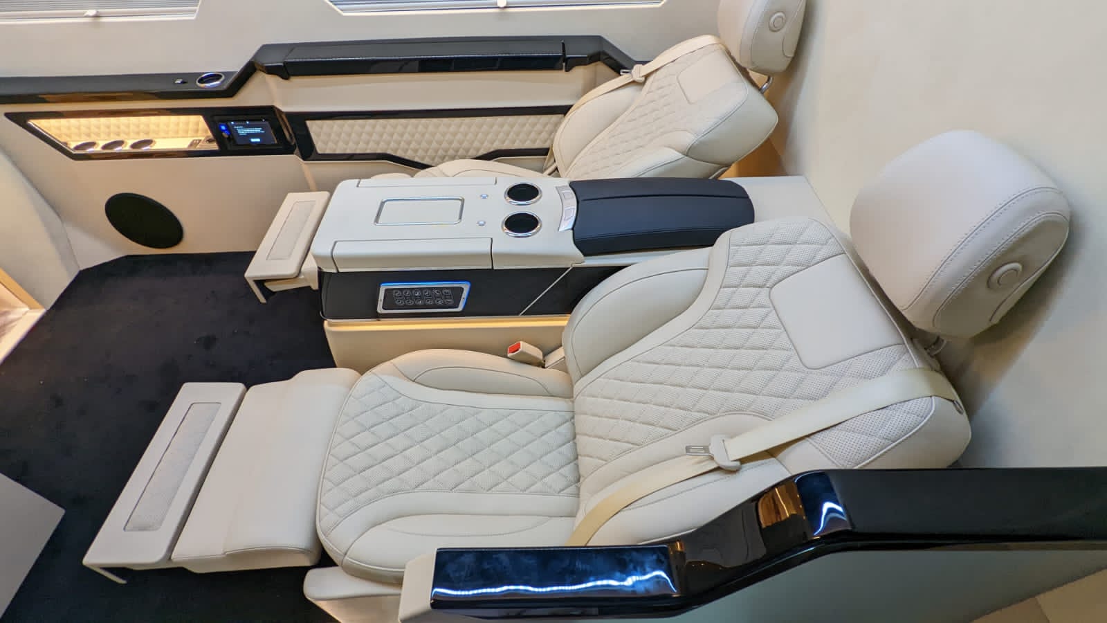 Mercedes-Benz VIP BR6 Sprinter مصفحة مع مقاعد خلفية مائلة