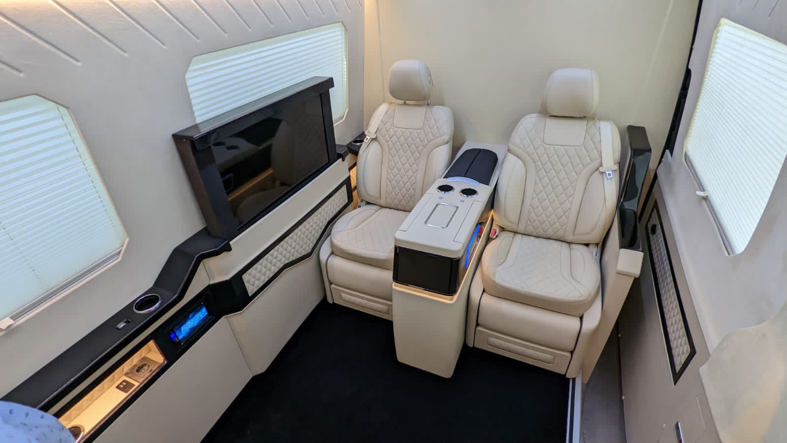 Mercedes-Benz VIP BR6 Sprinter مصفحة مع مساحة المقاعد الخلفية