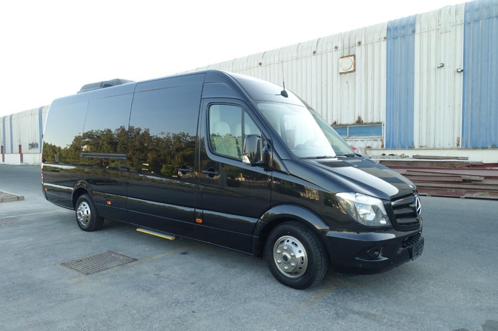 Mercedes-Benz VIP BR6 Sprinter مصفحة من الأمام بزاوية يمين