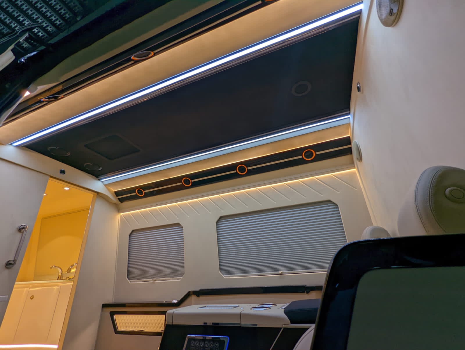 Mercedes-Benz VIP BR6 Sprinter blindé - intérieur, éclairage extérieur